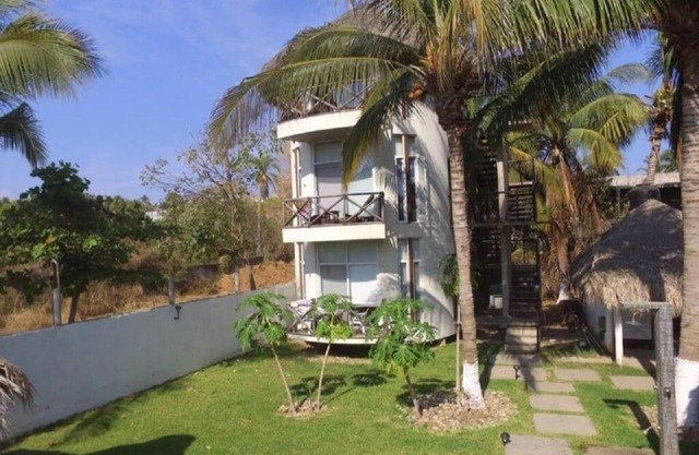 Playa Bruja Zicatela Apt. 3, Beach Front, Kitchen, AC, Starlink, Pool & More
