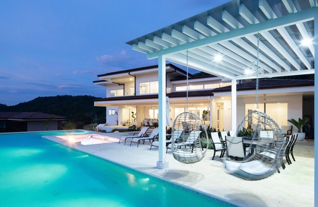 Playa Flamingo Paradise AYLA: 18 Guests, 2 Pools