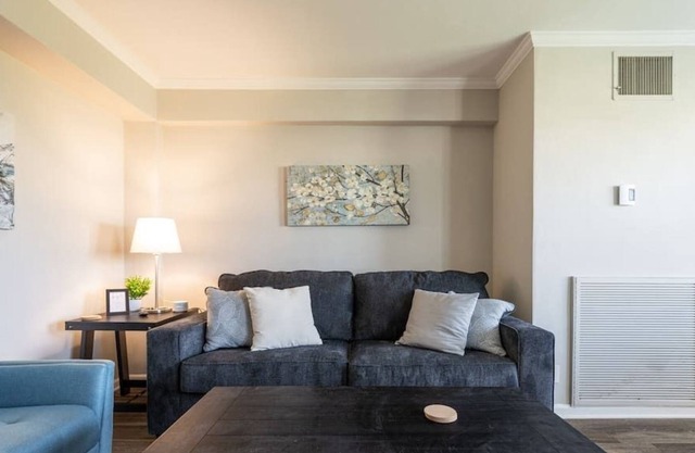 Plaza One Bedroom w/Pool&Parking