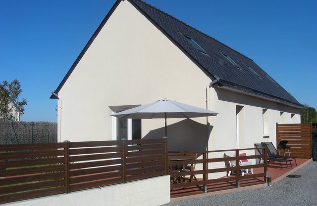 Pleasant 8-person houses, private above-ground swimming pool from mid-June to mid-September