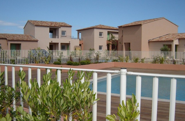 Pleasant F2/F3 with terrace, garden, air conditioning, in a residence with swimming pool
