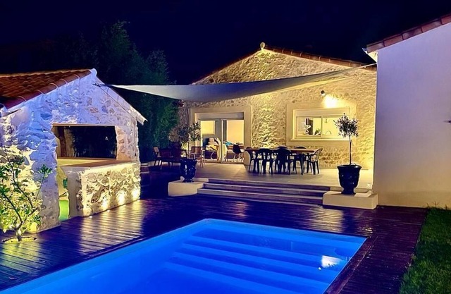 Pleasant mazet with swimming pool for 4-6 people