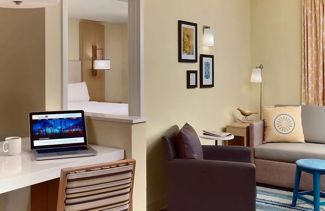 Pleasant Stay, Convenient Location! Full Kitchen, Outdoor Pool, Pets Allowed