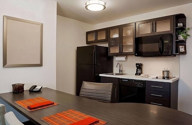 Pleasant Stay! Kitchen, FREE Parking, Pets Allowed Close to Sunset Park!