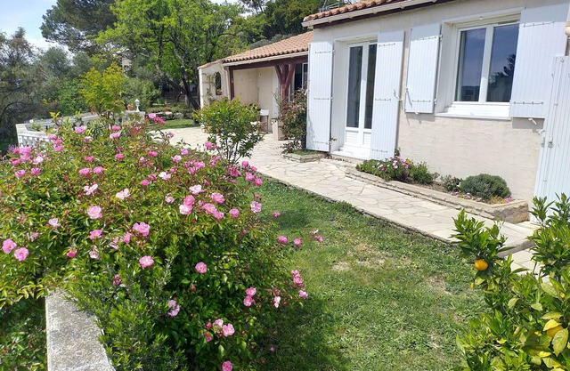 Pleasant villa + swimming pool on the heights of the village, not overlooked.