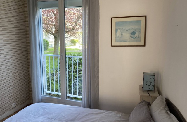 Pleasant, well-equipped apartment close to the Corniche and town center.