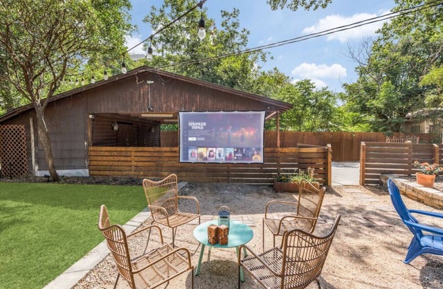 Plunge Pool&Hot tub~Outdoor Theater~King Bed~Downtown