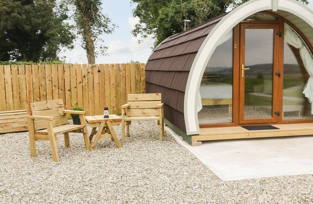 POD 2, romantic, with hot tub in Ballycastle