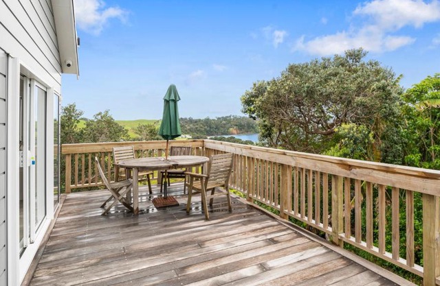 Pohutukawa Paradise - Martins Bay Holiday Home