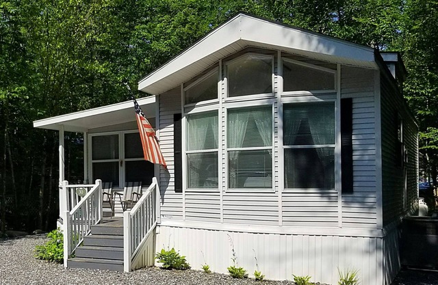Point Sebago Resort, 30 Purple Road, Walking distance to beach!