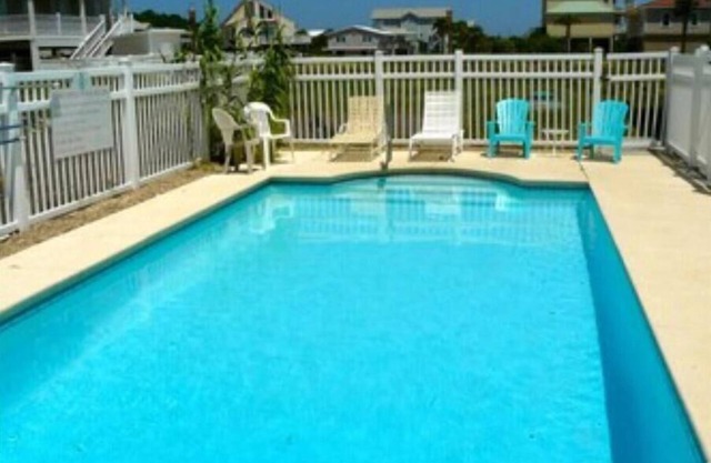 POMPANO Beach studio with pool. Lovely Couple's Getaway… Steps to beach