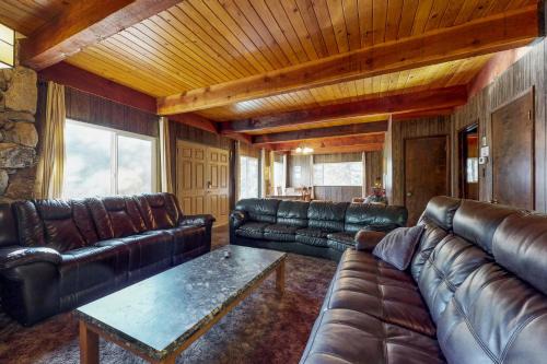 Pond View Lodge
