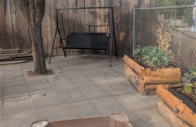 Ponderosa patio with AC, WiFi, mins from airport, downtown & arboretum