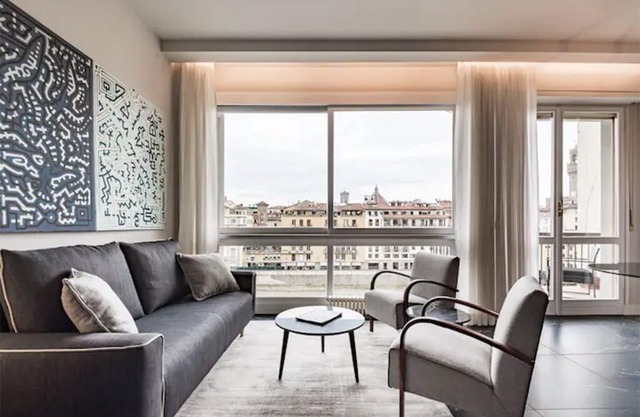 Ponte Vecchio Suite with balcony on Arno river!