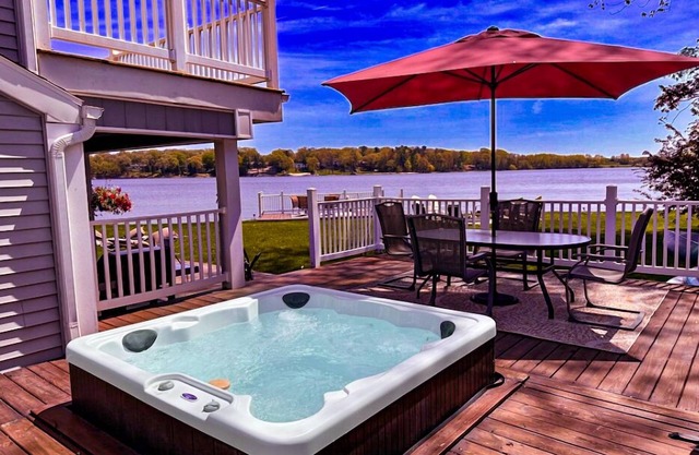 PONTOON BOAT NOW INCLUDED! 7 BEDS, HOT TUB Updated Lakefront Cottage - Book Now