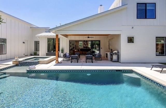 Pool | 11 Beds | Sleeps 15 - WalkerVR Blue Water