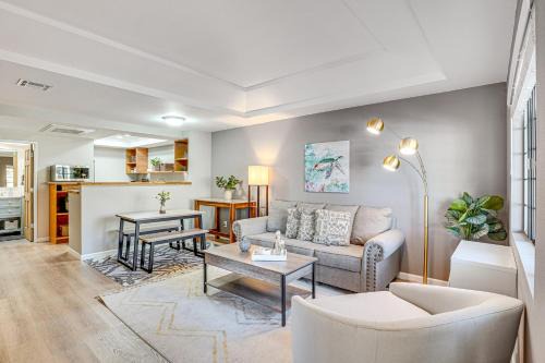 Pool and Hot Tub Updated Tucson Condo with Workspace