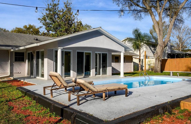Pool & Game Room: Spacious Brandon Home