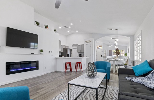Pool, Games, Close to Freeway, Hiking & Golf nearby. . In the heart of Peoria