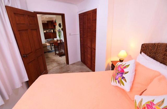 Pool, Grill, 2 minute walk to water. Your stay supports local children in need!