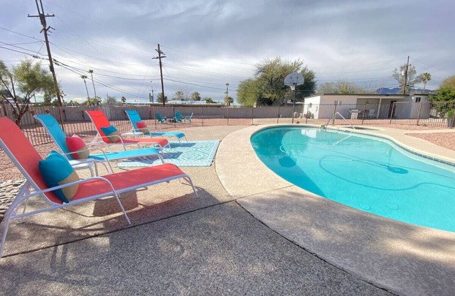 Pool/Hot Tub/3 BR/3 BA/Huge Yard/Fenced