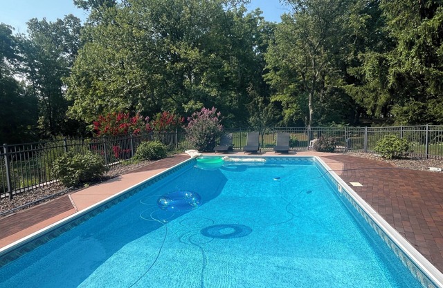 Pool, Hot Tub , 4-bedroom house in charming Dover with WiFi, AC. Enjoy your stay