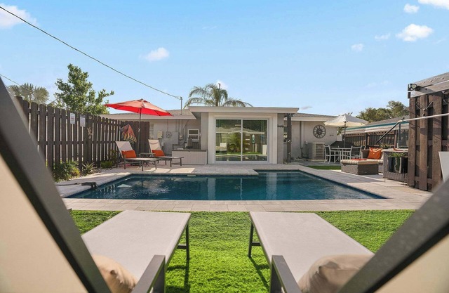 Pool-Hot Tub-Close to the Beach-Pet friendly