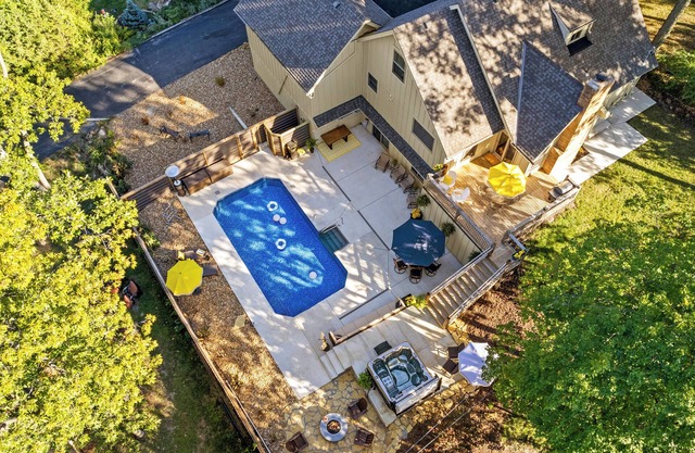 Pool & Hot Tub in the heart of KC! Tons of stylish space inside and out!