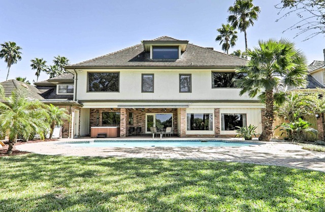 Pool & Hot Tub: Lakefront Harlingen Home