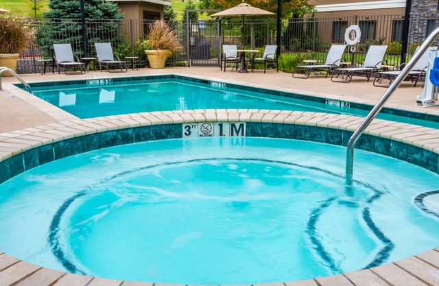 Pool & Hot Tub. Near Centerpoint Medical Center!