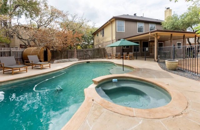 Pool-Hot Tub-Putting Green-Sauna-Arcade-Oasis