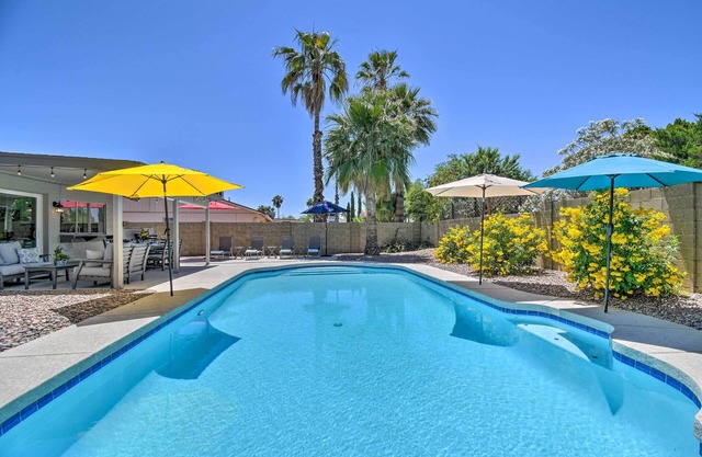 Pool & Putting Green: Modern Scottsdale Getaway