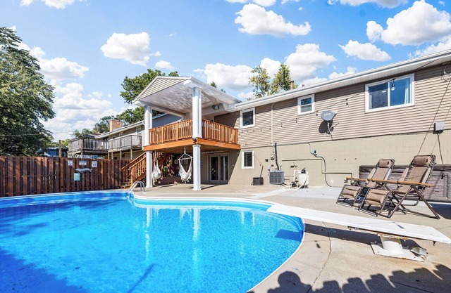 Pool, Sauna, Work out area, ping pong, King Bed. So Many Amenities!