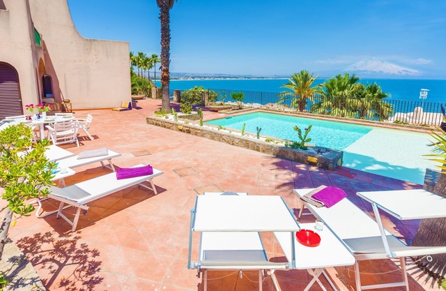 Pool, sea-view, 4 with en-suite, prestigious, by the sea