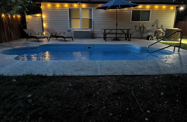 Pool! Sea World & Six Flags w/KING beds!