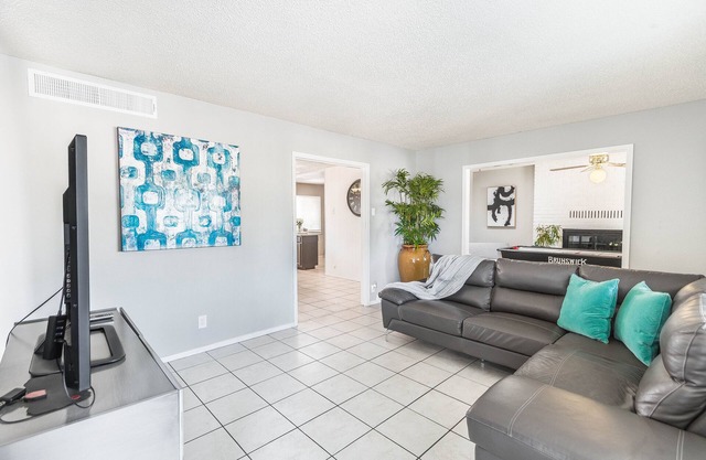 POOL, Sleeps 10, CENTRALY LOCATED, game room, pets. great for LONG TERM stays.