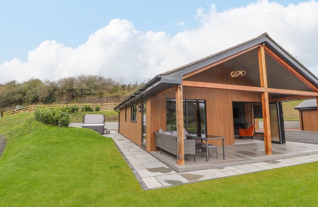 POOL VIEW, family friendly, with hot tub in Meifod, Powys