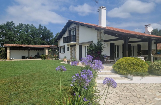 Pool villa with Rhune view, just a few minutes from the beach, tennis court and golf course