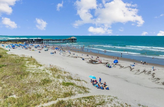 Poolfront 2BR Condo W/BBQ Steps To Beach & Pier, Space Center & Parks!