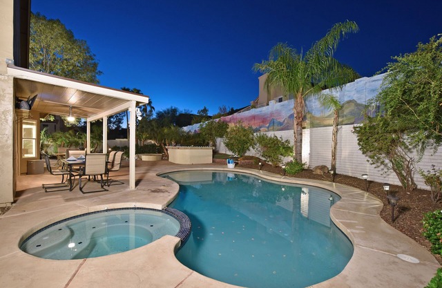 Poolside Paradise 4 bedrooms/3 bath. Hot tub, pool and putting green