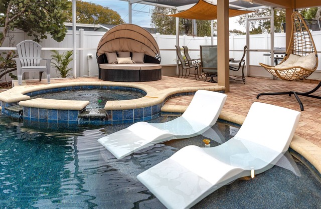 Poolside Paradise close to Clearwater 5br 2bath sleeps 12 with heated pool