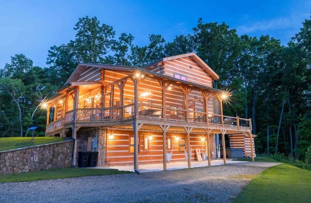 Pop’s Peak - Long-range views, hot tub, fire pit