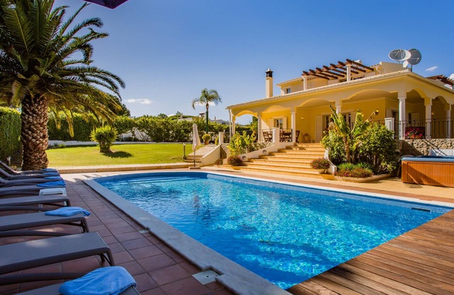 Popular property in a fabulous location between Vale do Lobo and Quinta do Lago