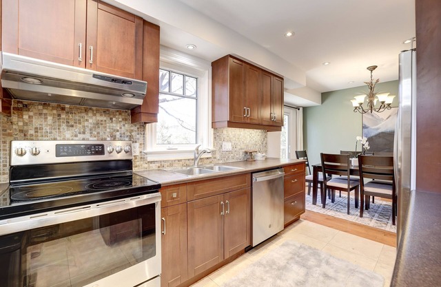 Port Credit Paradise with Cozy Interior & Waterside
