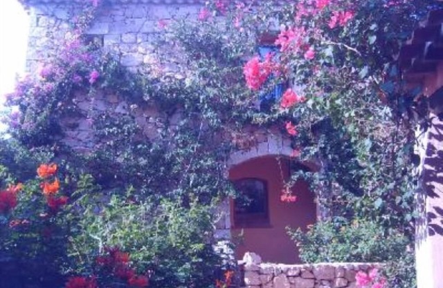 PORTO CERVO: Villa with 3 bedrooms, 2 bathrooms, large terrace, condominium swimming pool