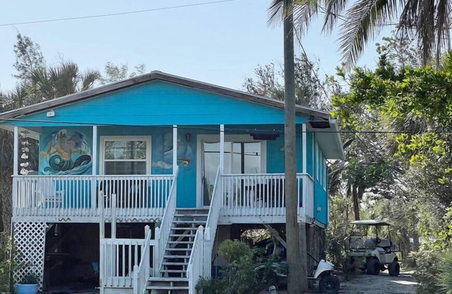 Poseidon's Dream: Cozy Bayfront Cottage with Private Dock!