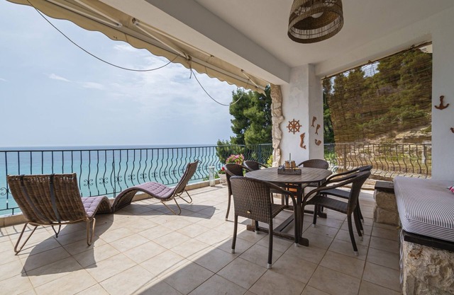 Poseidon Seafront Apartment by RentalsPro