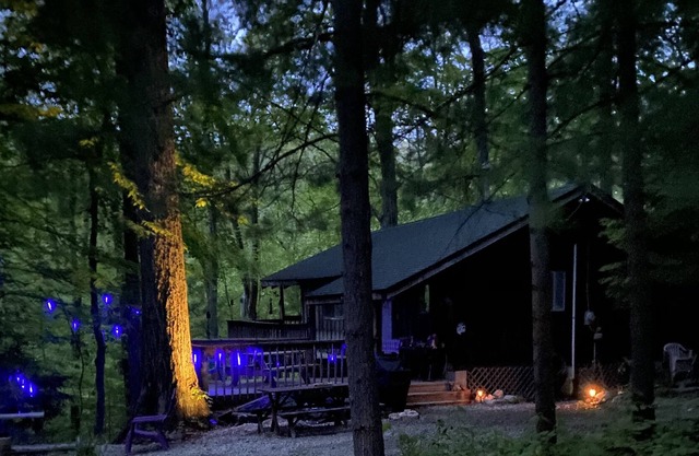 Post-Time Cabin in Hocking Hills with Hot Tub on Private Fishing Lake