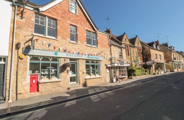 POSTMASTER'S LODGING, family friendly, with a garden in Winchcombe