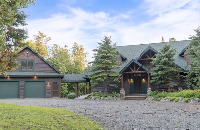 Potters Place Retreat/Event Venue - Log home, large spacious barn, and bunkhouse on Rangeley Lake